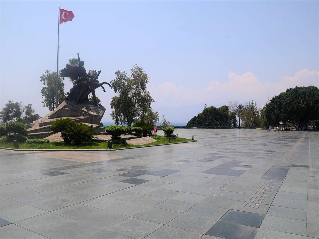 Bu şehirde herkes böyle geziyor: Başka türlü imkanı yok 6